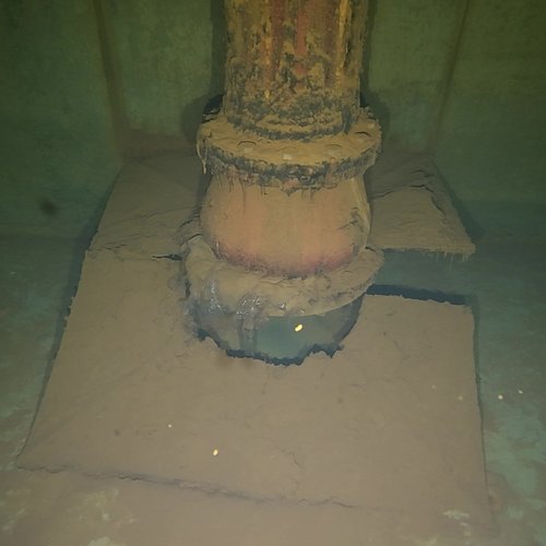 Sprinklertank-Inspektion: Betontank, 15 Jahre – Inspektion Rohrschelle Flansch Kalkablagerungen Bodensicht