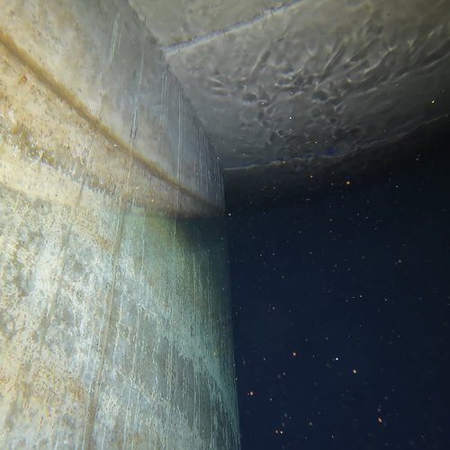 Sprinklertank-Inspektion: Betontank, 15 Jahre – Inspektion Wand Kalkablagerungen Bodensicht