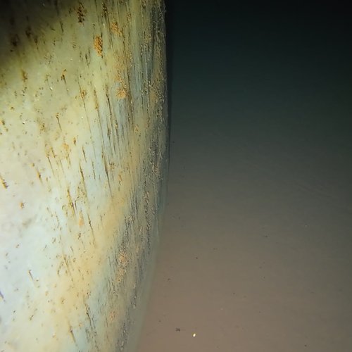 Sprinklertank-Inspektion: Betontank, 15 Jahre – Tankinspektion Wandansicht Sedimentablagerungen Unten