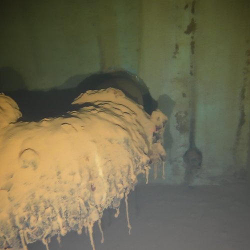 Sprinklertank-Inspektion: Betontank, 15 Jahre – Inspektion Schwere Kalkablagerungen Wandansicht Nahaufnahme
