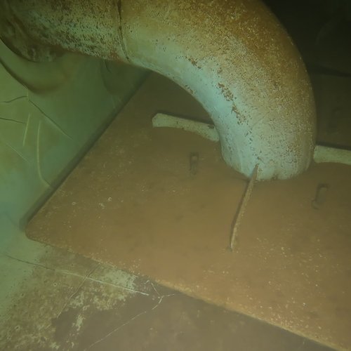 Sprinklertank-Inspektion: Stahltank, 5 Jahre – Rohrsstuetze Bodensicht Kalkablagerungen Korrosion
