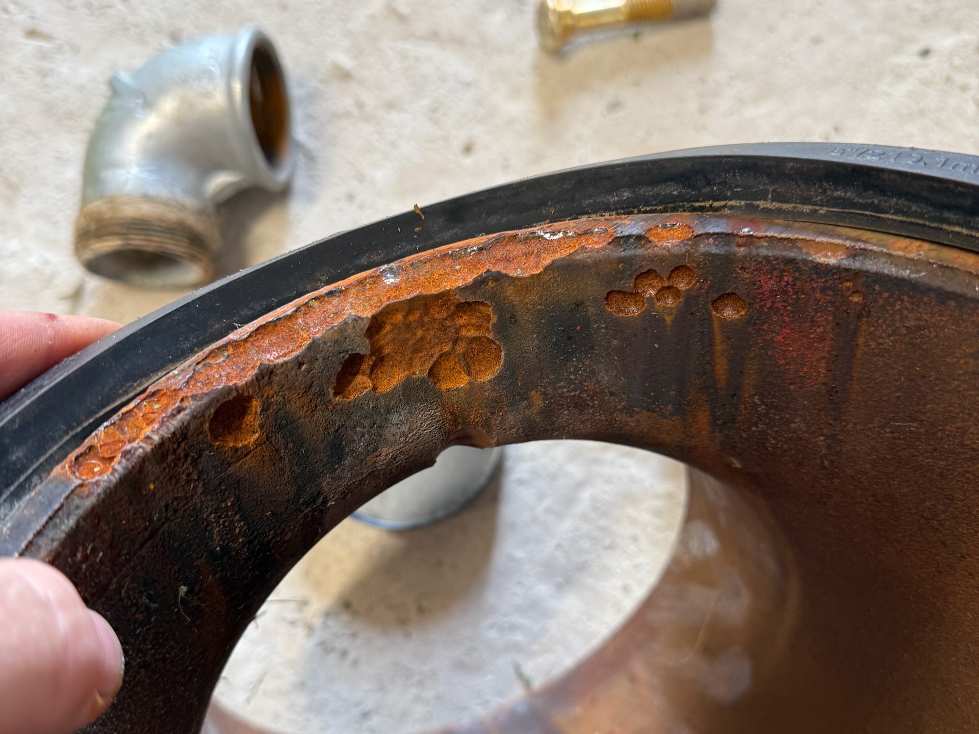 Mikrobiell induzierte Korrosion (MIC) im Sprinklertank – Lochfraß und schwarze Sulfid-Beläge
