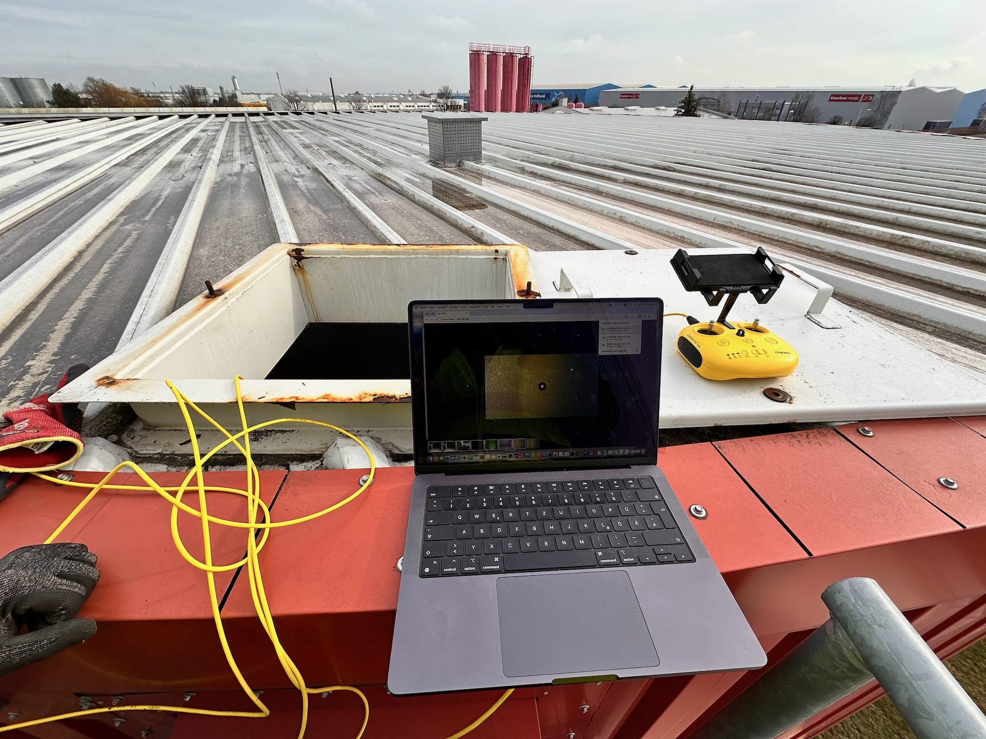 Laptop Auf Sprinklertank Analyse Der Daten