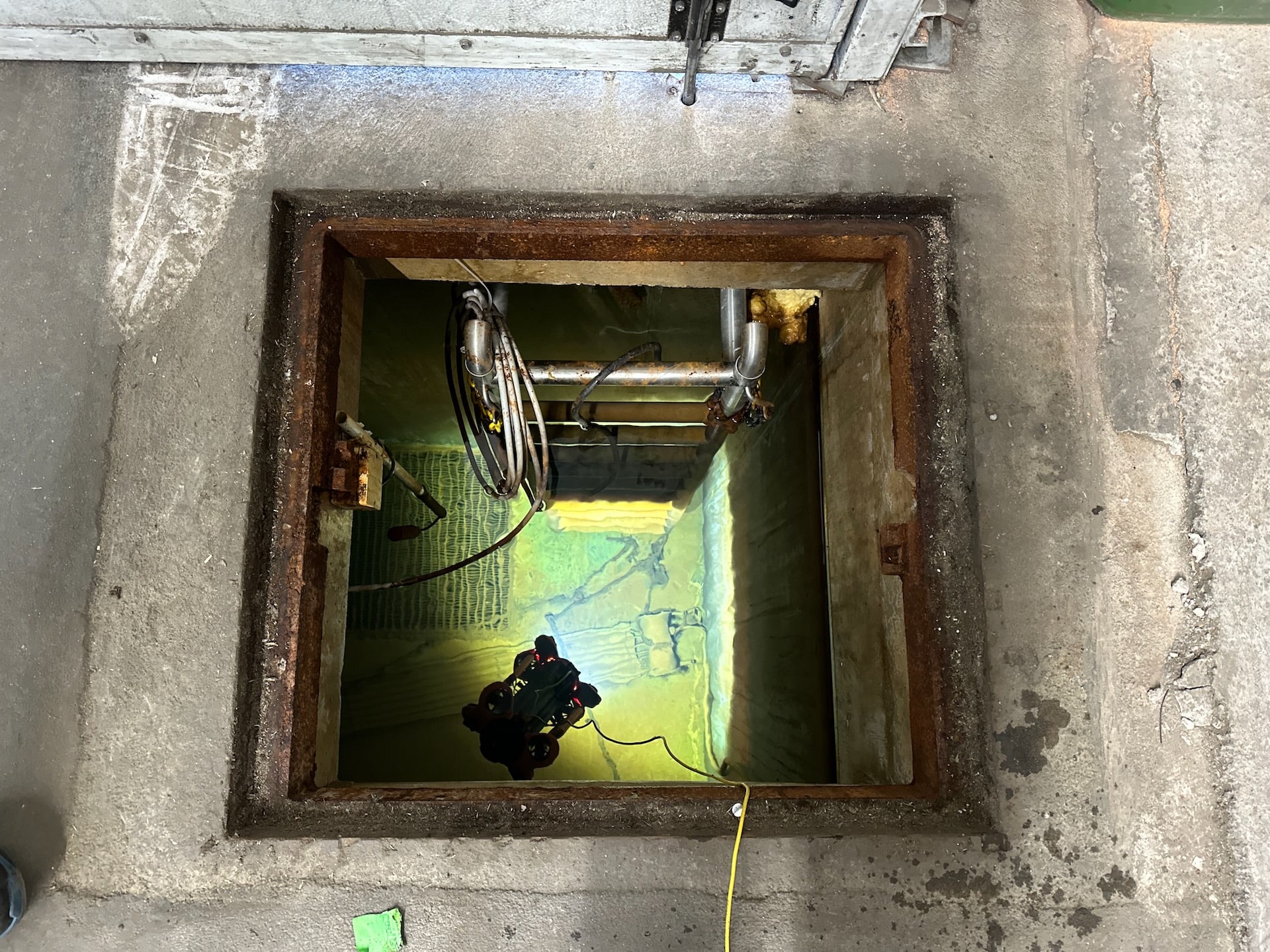 Unterwasserdrohne Faehrt In Schacht Von Sprinklertank