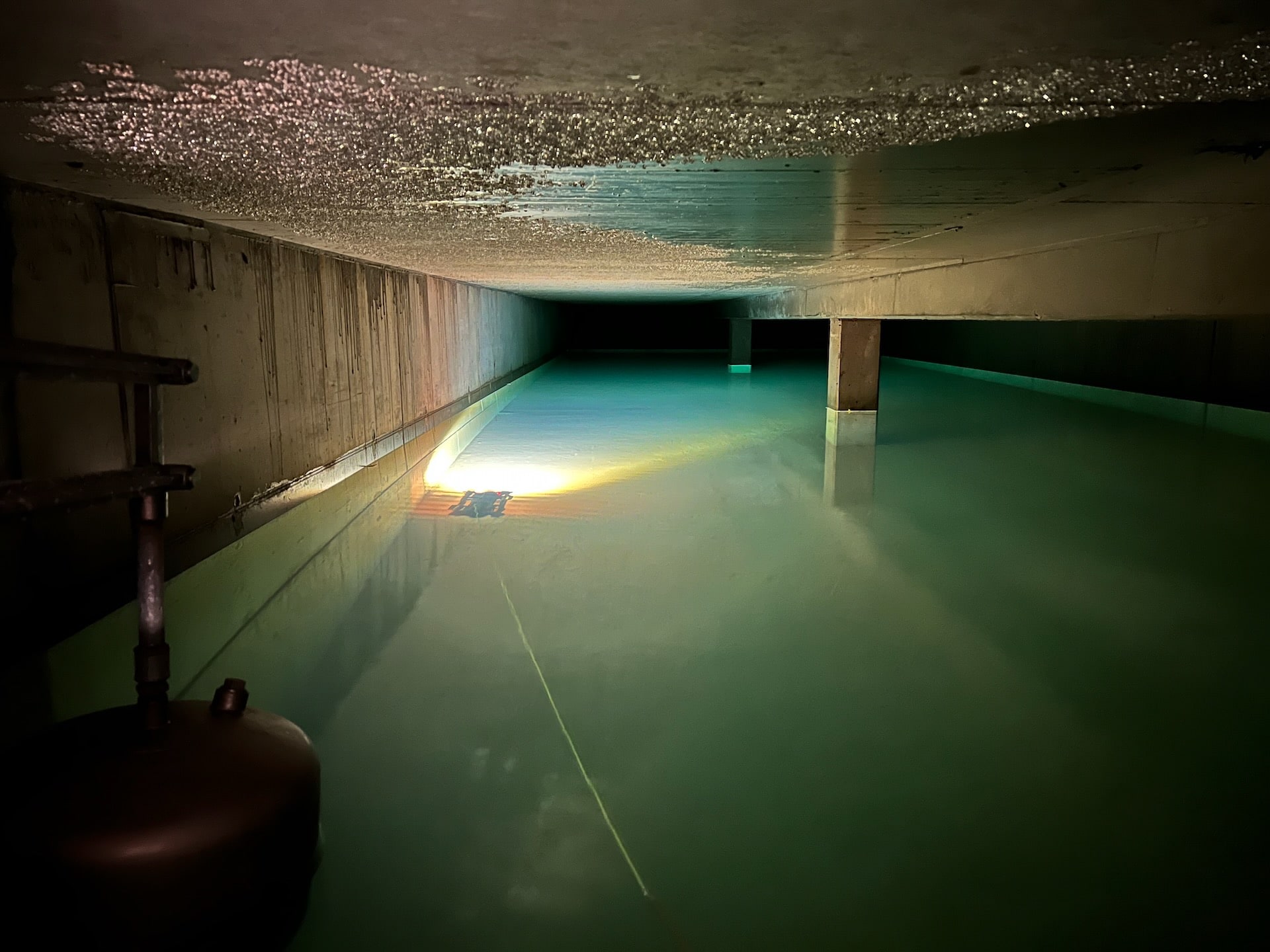 Unterwasserdrohne Inspiziert Wand Von Sprinklertank Indoor